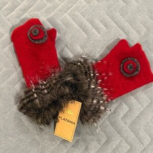NWT!!!  WOOL BOHO CHIC GLOVES BY PLATANIA